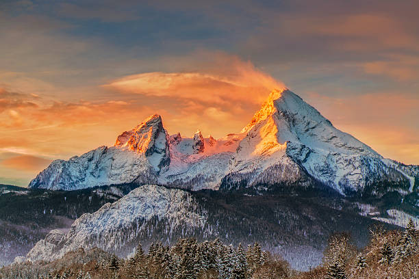 watzmann bei sonnenaufgang-alpen - winter sunrise mountain snow stock-fotos und bilder