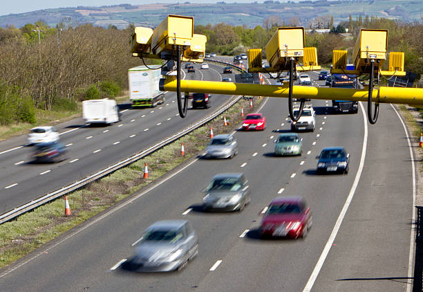 velocidade média câmaras de auto-estradas do reino unido - speeding ticket imagens e fotografias de stock