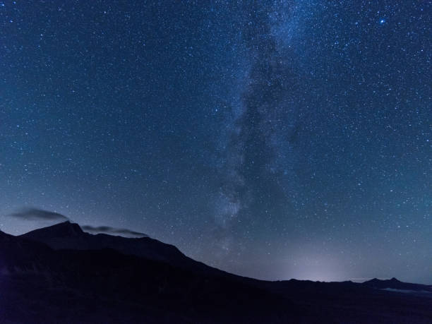 istock milky way over MT.Rainier in summer 493579316