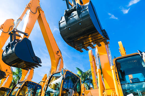 pala excavator en asiáticos en el sitio de la compañía de alquiler - herramientas de construcción fotografías e imágenes de stock