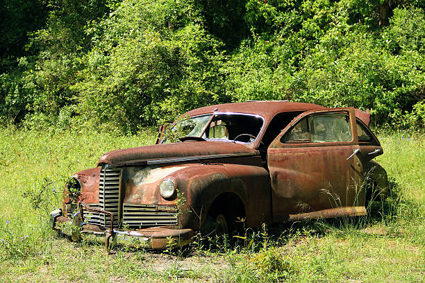 点滅-ラスティ車、ブラックとホワイトのストック画像 - car old rusty scrap metal ストックフォトと画像