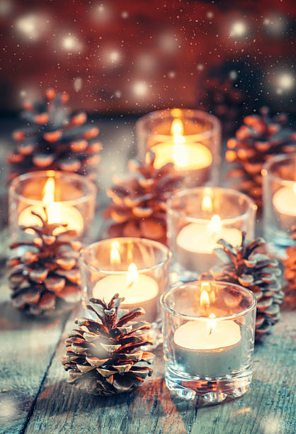 christmas) 크리스마스 카드를 글로잉 작은가 촛불 및 퍼 안전구역 표시 콘 - candle heat gold burning 뉴스 사진 이미지