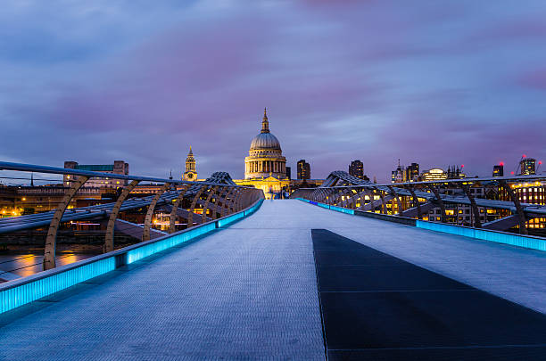 millennium bridge bei nacht - millennium footbridge stock-fotos und bilder