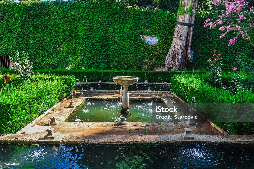 Tranquilo jardín en Alhambra - Foto de stock de Fuente - Estructura creada por el hombre libre de derechos