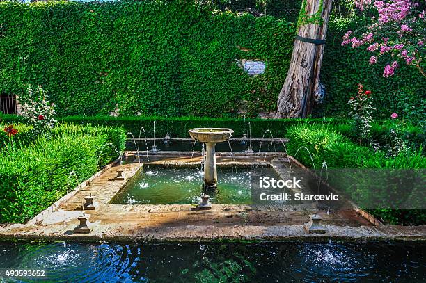 Tranquilo Jardín En Alhambra Foto de stock y más banco de imágenes de Fuente - Estructura creada por el hombre - Fuente - Estructura creada por el hombre, Jardín con agua, Granada - Provincia de Granada