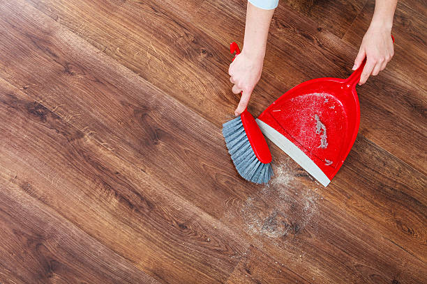 femme de nettoyage une plancher en bois - sweeping photos et images de collection