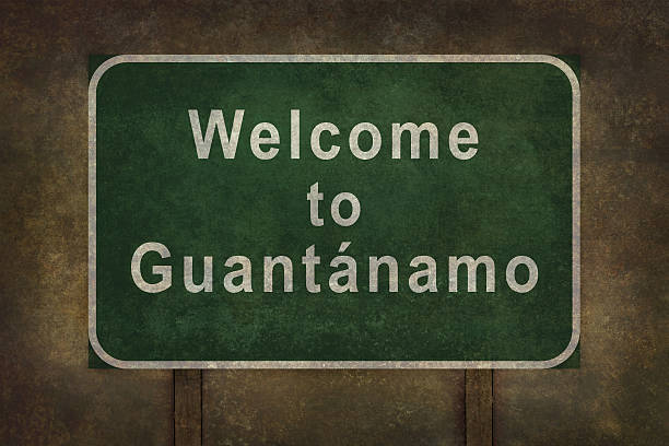 bienvenido a guantánamo ilustración de signo de carretera. - guantanamo bay fotografías e imágenes de stock