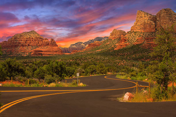 sedona, arizona, sonnenaufgang - panoramic canyon arizona scenics stock-fotos und bilder