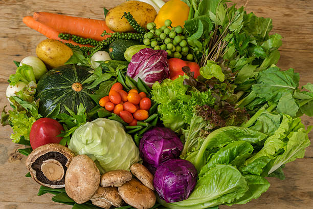 gros plan des divers coloré de fruits et légumes. - eggplant vegetable food close up photos et images de collection