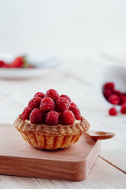 tarte de framboesa fruta com - tart dessert tray bakery imagens e fotografias de stock