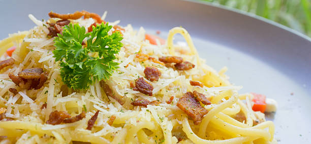 spaghetti caborana - pasta cabonara stock-fotos und bilder