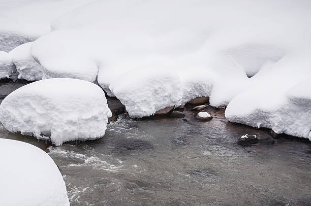 śniegu na rzekę. - winter stream river snowing zdjęcia i obrazy z banku zdjęć