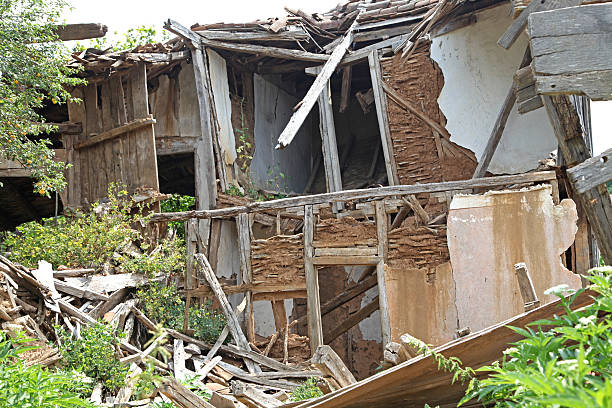 istock Ruined house in Bulgaria 493610177