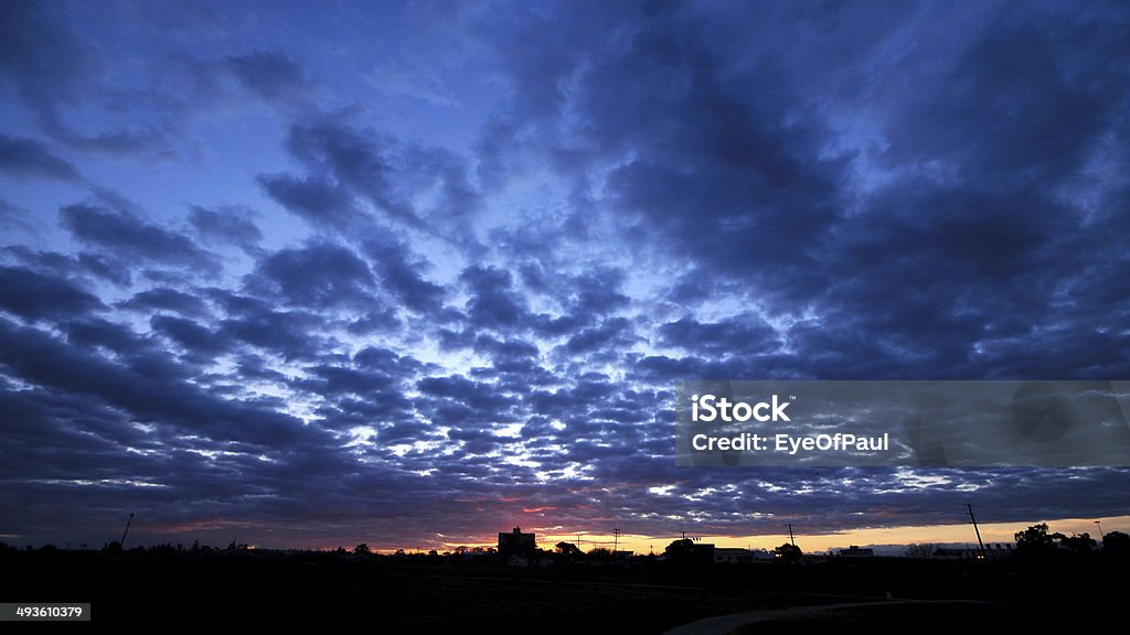 Crepúsculo cloudscape Cena de pôr-do-sol - Foto de stock de Amarelo royalty-free