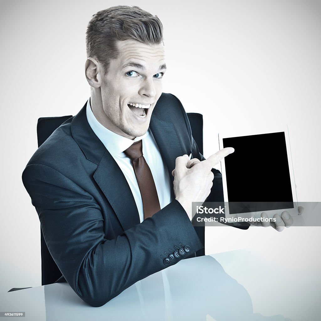 Funny empresario señalando en un moderno tablet pc - Foto de stock de Entusiasmo libre de derechos