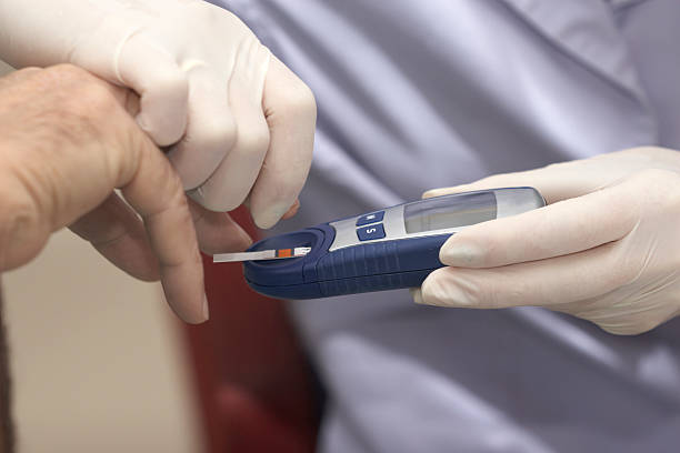 esami del sangue di laboratorio (health care medicine diabete - surgical needle syringe prick injecting foto e immagini stock