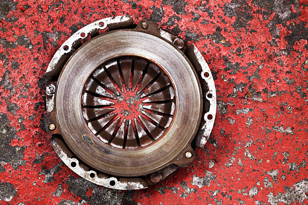 un clutch vieux usé le véhicule sortant - junkyard scrap metal isolated machine photos et images de collection