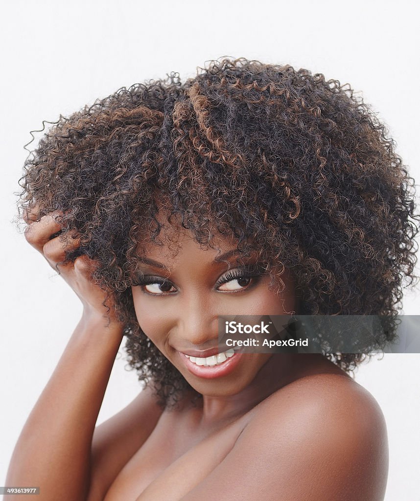 Belle femme toucher ses Cheveux frisés - Photo de Adolescence libre de droits