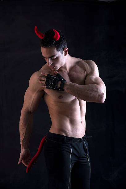 tronco nu muscular masculino bodybuilder vestida com uma fantasia de diabo - male stripper imagens e fotografias de stock