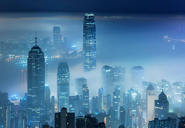 misty la ciudad - hong kong asia skyline night fotografías e imágenes de stock