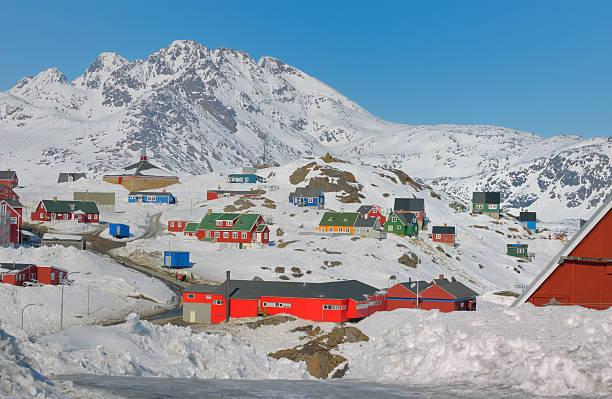 maisons colorées au groenland - greenland inuit house arctic photos et images de collection