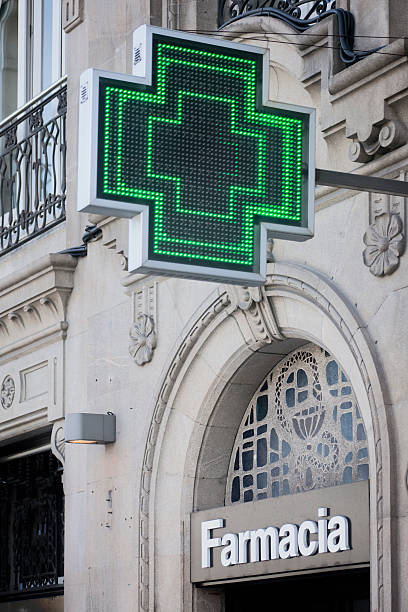 istock Pharmacy sign in spanish language and green cross. 493628918