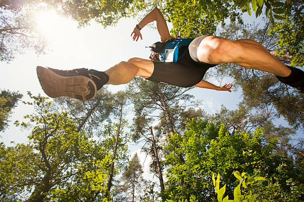 cross-country läufer springen mit kamera - nach oben springen stock-fotos und bilder