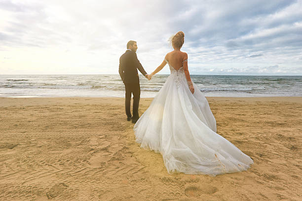 &の新郎新婦 - wedding beach groom bride ストックフォトと画像