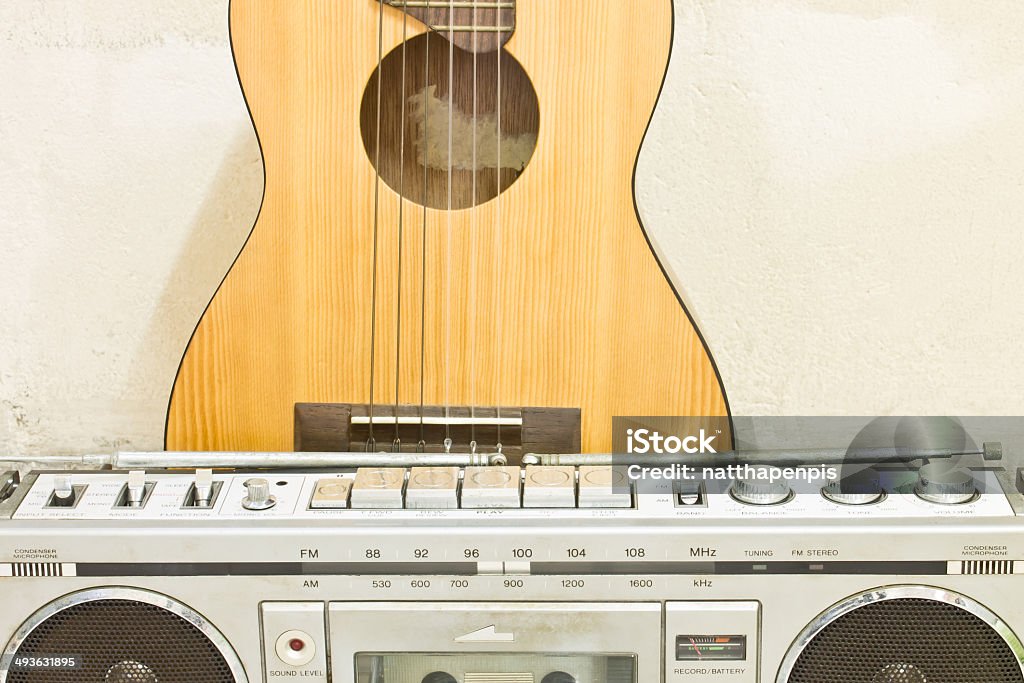 Chitarra e lettore di cassette - Foto stock royalty-free di Apparecchiatura di registrazione del suono