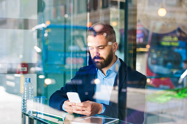 homme avec téléphone intelligent - reflection businessman business telephone photos et images de collection