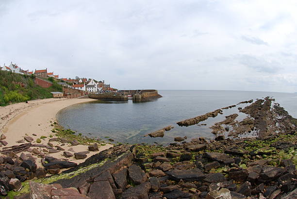 crail ビーチとハーバー - scotland fife firth of forth waterbreak ストックフォトと画像