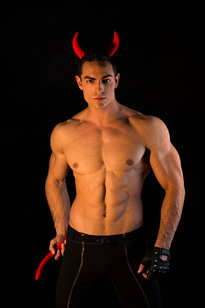 tronco nu muscular masculino bodybuilder vestida com uma fantasia de diabo - male stripper imagens e fotografias de stock