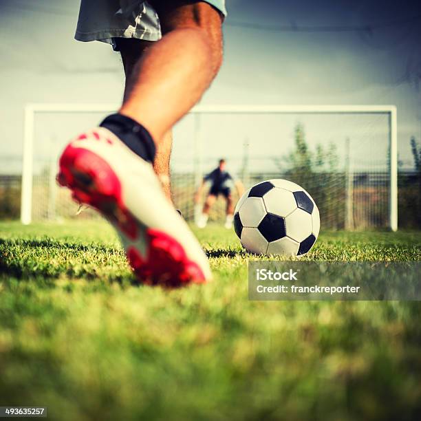 Fußballspieler In Der Gebühr Stockfoto und mehr Bilder von Fußball - Fußball, Fußball-Spielball, Torschuss