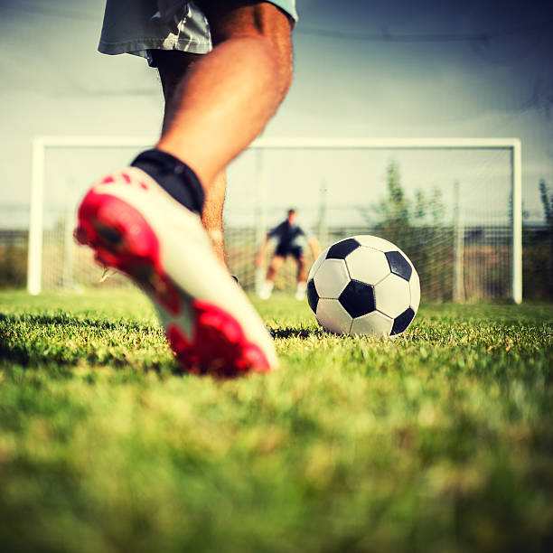 giocatore di calcio di rigore - tirare in rete foto e immagini stock