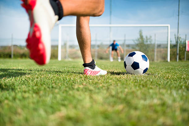 piłka nożna gracz w konsekwencji - soccer shoe soccer player kicking soccer field zdjęcia i obrazy z banku zdjęć