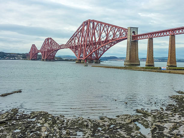 il forth railway bridge vicino a edimburgo, scozia - bridge edinburgh panoramic scenics foto e immagini stock