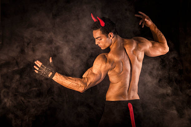 tronco nu muscular masculino bodybuilder vestida com uma fantasia de diabo - male stripper imagens e fotografias de stock