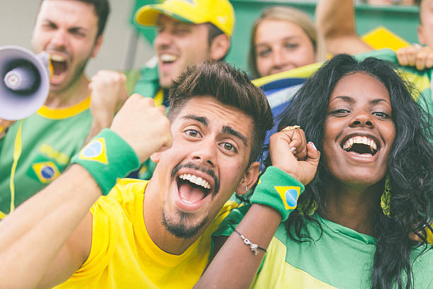 brasilian 지지자를 at 종합경기장 - 브라질 문화 뉴스 사진 이미지