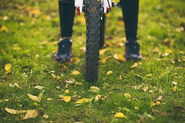 balade en vélo dans l'automne. - crossprocesed photos et images de collection