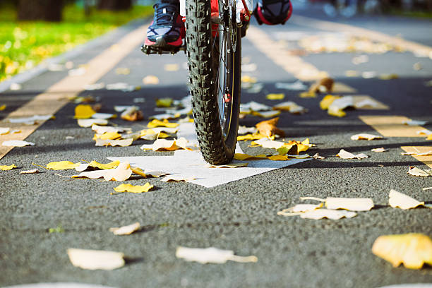 bicicletta in autunno. urban concetto. - crossprocesed foto e immagini stock