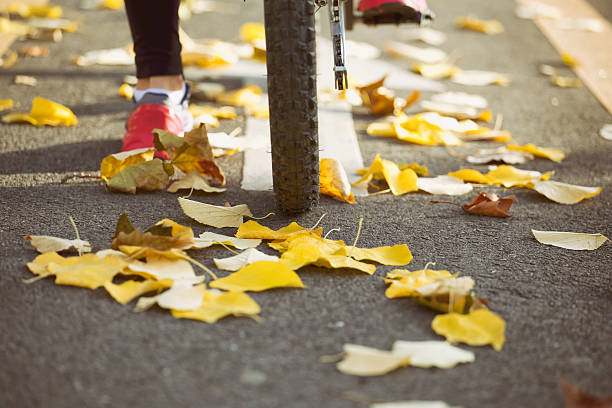 balade en vélo dans l'automne. urban concept. - crossprocesed photos et images de collection