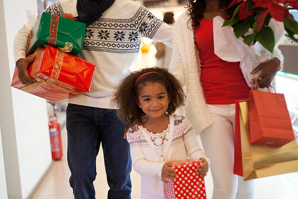 istock Family in Christmas shopping 493654092