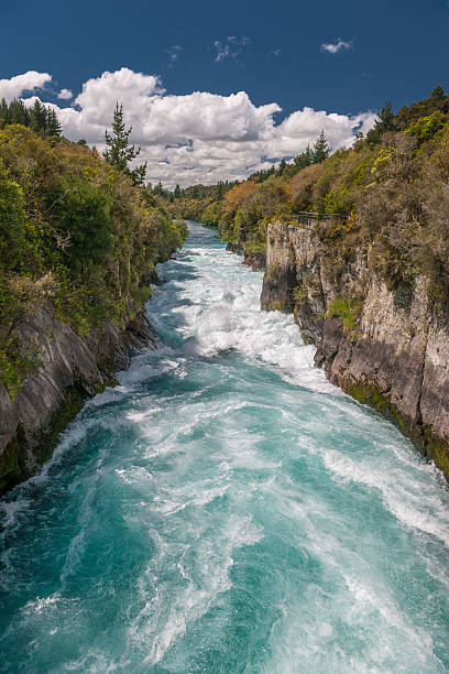 chutes de huka, rivière waikato, nouvelle-zélande - chutes de huka photos et images de collection