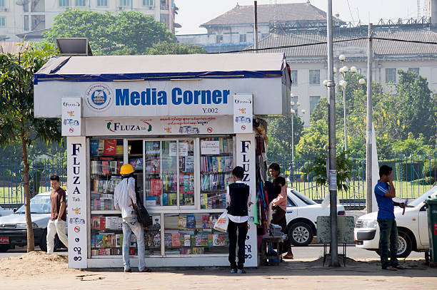 box de mídia em rangoon myanmar. - coin operated pay phone telephone communication - fotografias e filmes do acervo