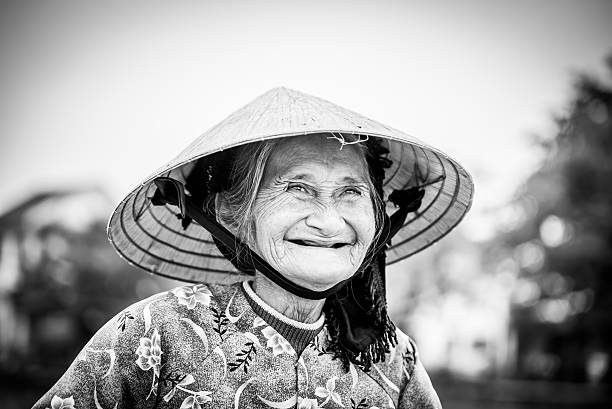 istock Old friendly woman with vietnamese straw hat 493658510