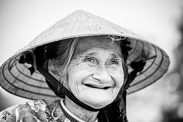 istock Old friendly woman with vietnamese straw hat 493658838