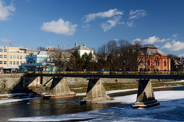 personnes traversant de vieux pont piétonnier sur uzh river, oujgorod, ukraine - europe bridge editorial eastern europe photos et images de collection