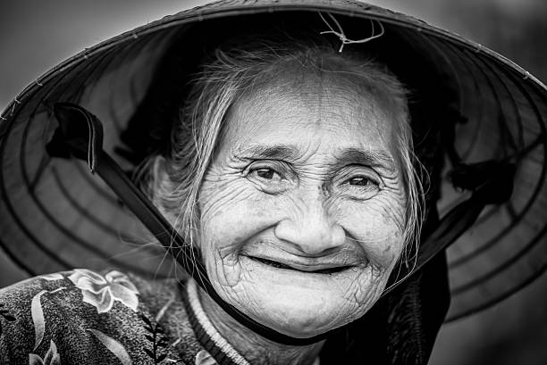 istock Old friendly woman with vietnamese straw hat 493658990