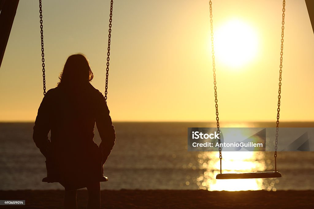 Solitaire solitaire femme regardant le coucher de soleil en hiver - Photo de Tristesse libre de droits