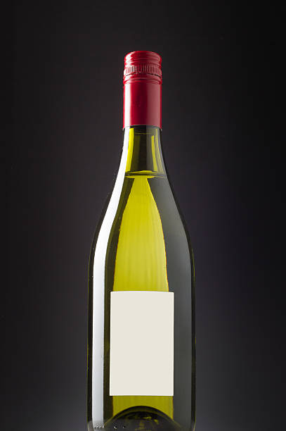 garrafa de vinho branca, isolado com fundo preto - freshness ideas airtight glass - fotografias e filmes do acervo
